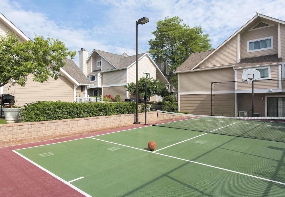 Sonesta Simply Suites Cleveland Airport Middleburg Heights Exterior foto