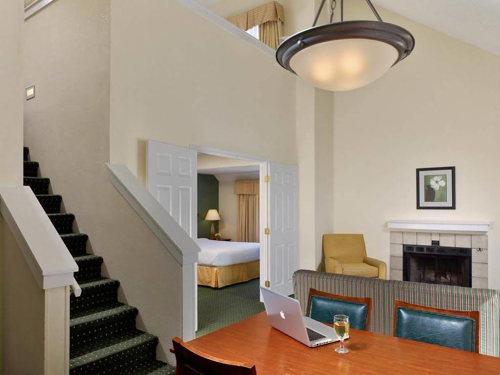 Sonesta Simply Suites Cleveland Airport Middleburg Heights Exterior foto