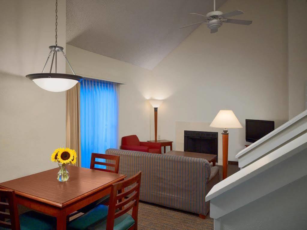 Sonesta Simply Suites Cleveland Airport Middleburg Heights Exterior foto