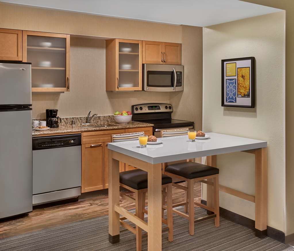 Sonesta Simply Suites Cleveland Airport Middleburg Heights Quarto foto